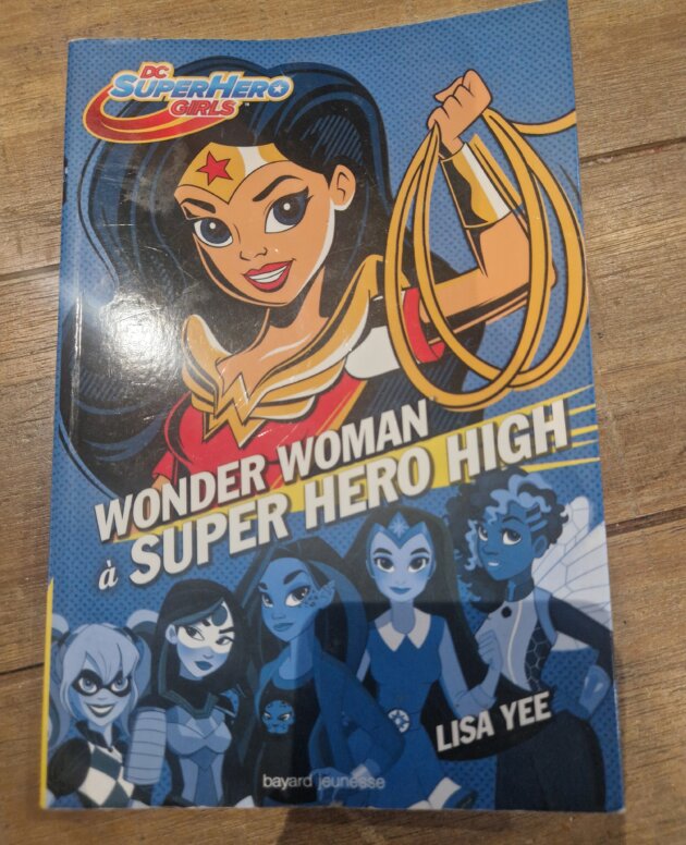 Livre "Wonder Woman à Super Hero High" Lisa Yee - très bon état