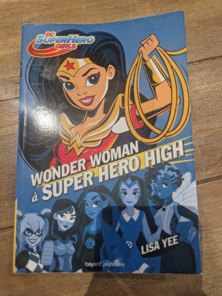 Livre "Wonder Woman à Super Hero High" Lisa Yee - très bon état