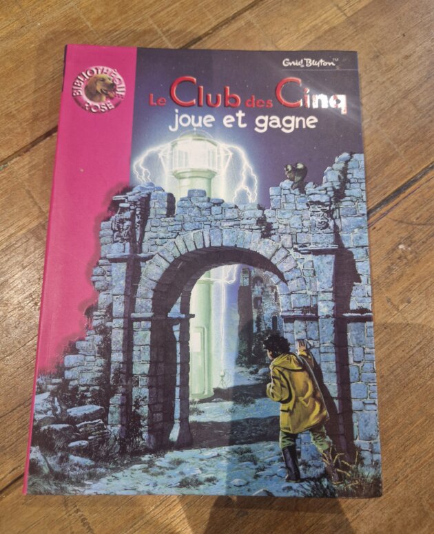Livre "Le Club des Cinq joue et gagne n°831" Bibliothèque rose - neuf