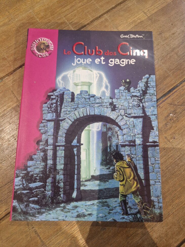Livre "Le Club des Cinq joue et gagne n°831" Bibliothèque rose - neuf