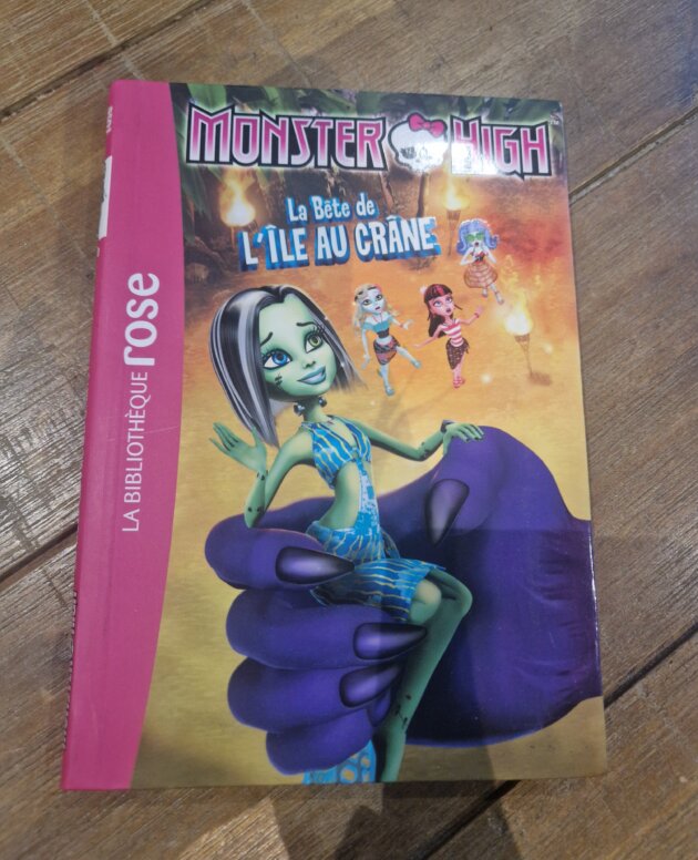 Livre "Monster High - La bête de l'île au crâne n°10" Bibliothèque rose - neuf