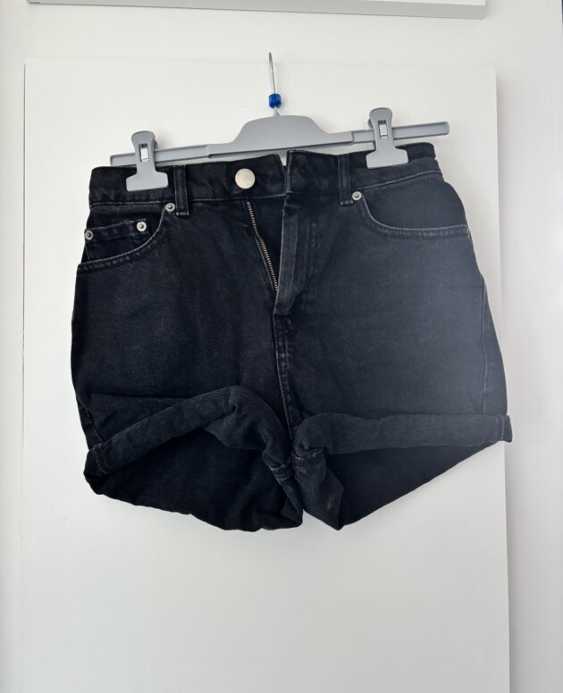 Short noir