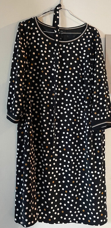 Robe courte à pois blanc et moutarde Taille 42