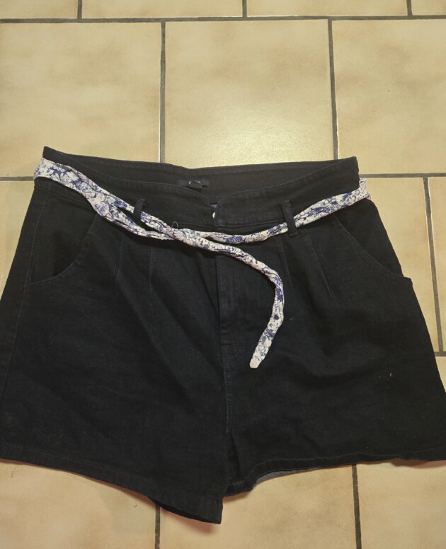 Short bleu foncé ceinture fleurie 44