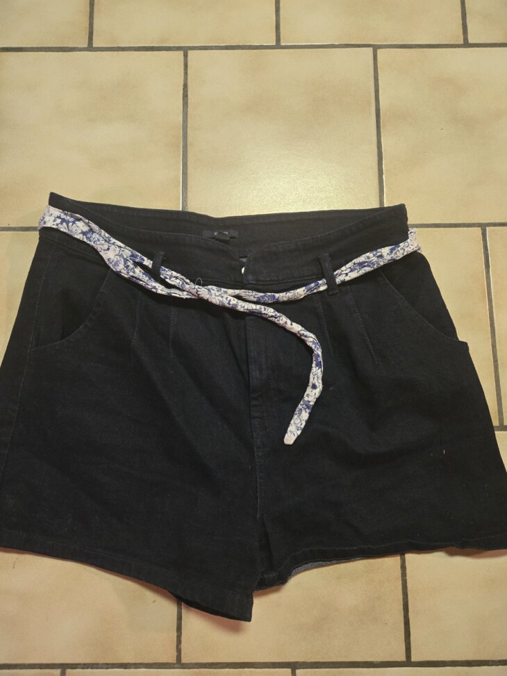 Short bleu foncé ceinture fleurie 44