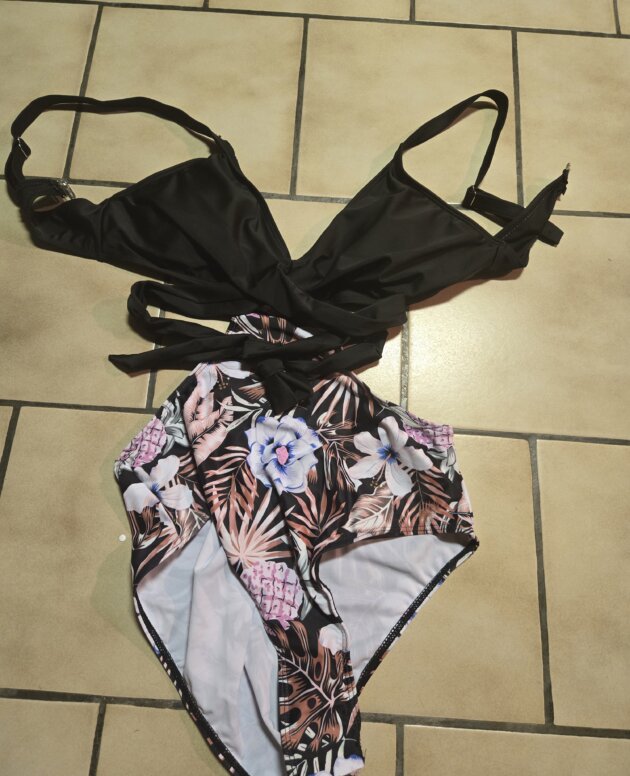 Maillot noir et fleuri L