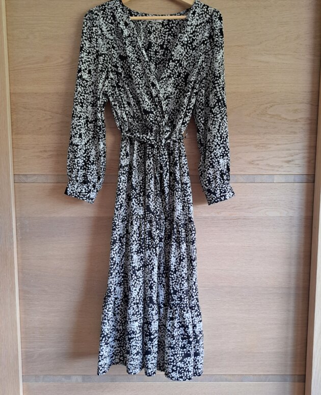 Robe ok taille 42 à 46 noire/bl/doré