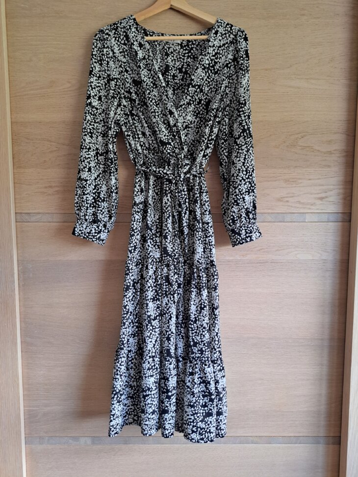 Robe ok taille 42 à 46 noire/bl/doré