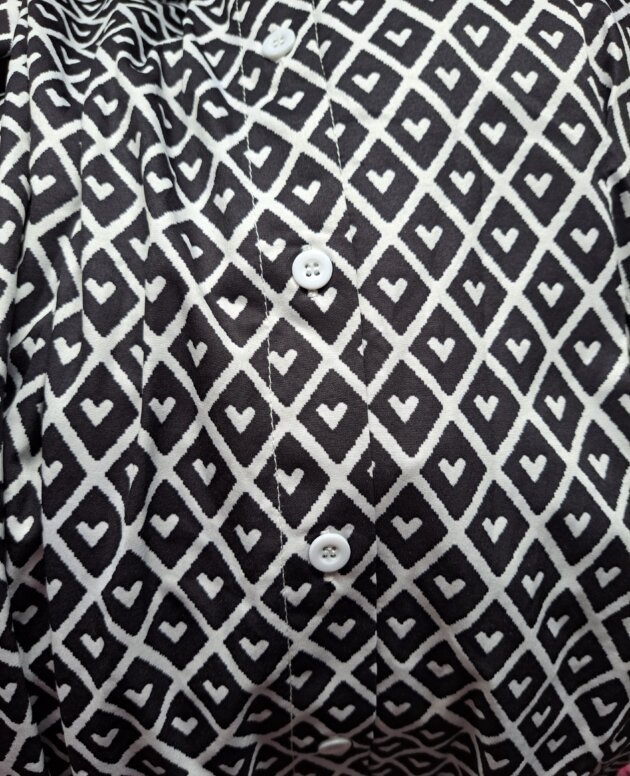 Robe noire et blanche cœurs