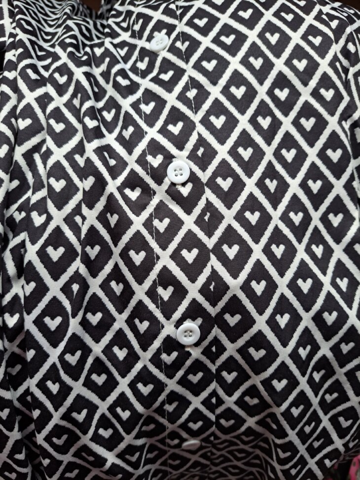 Robe noire et blanche cœurs