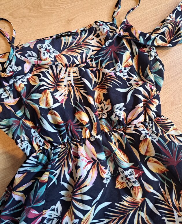 Robe ! Voir bretelle gauche recousue