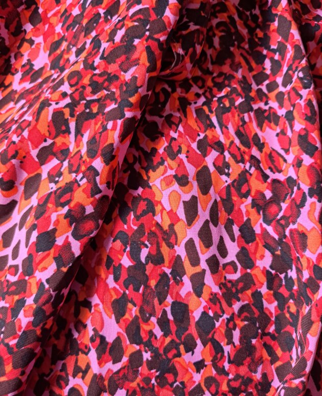 Robe léopard rose avec fente et ceinture