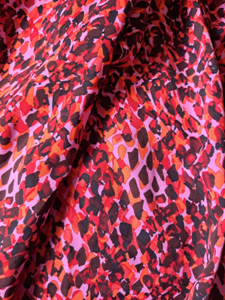Robe léopard rose avec fente et ceinture