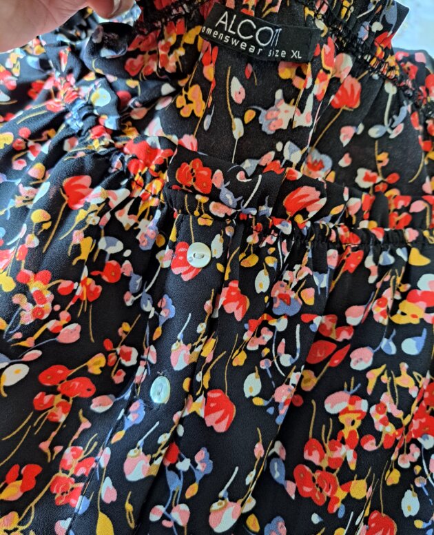 Robe fleurie Alcott XL entièrement boutonnée joli décolleté