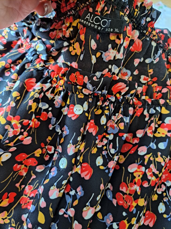 Robe fleurie Alcott XL entièrement boutonnée joli décolleté