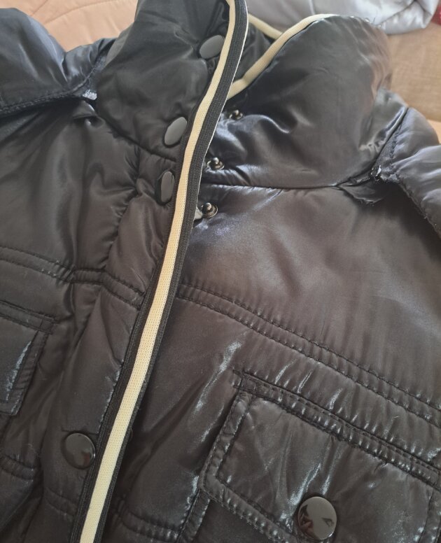 Manteau court noir, poches, boutons + tirette