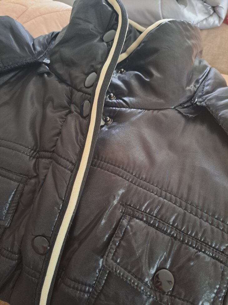 Manteau court noir, poches, boutons + tirette