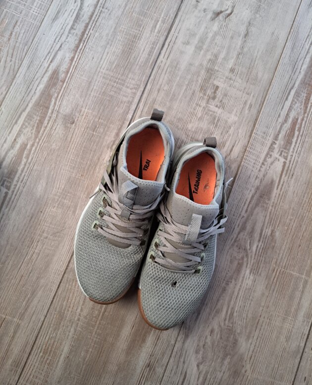 Baskets Nike ! Petit trou sur le dessus !