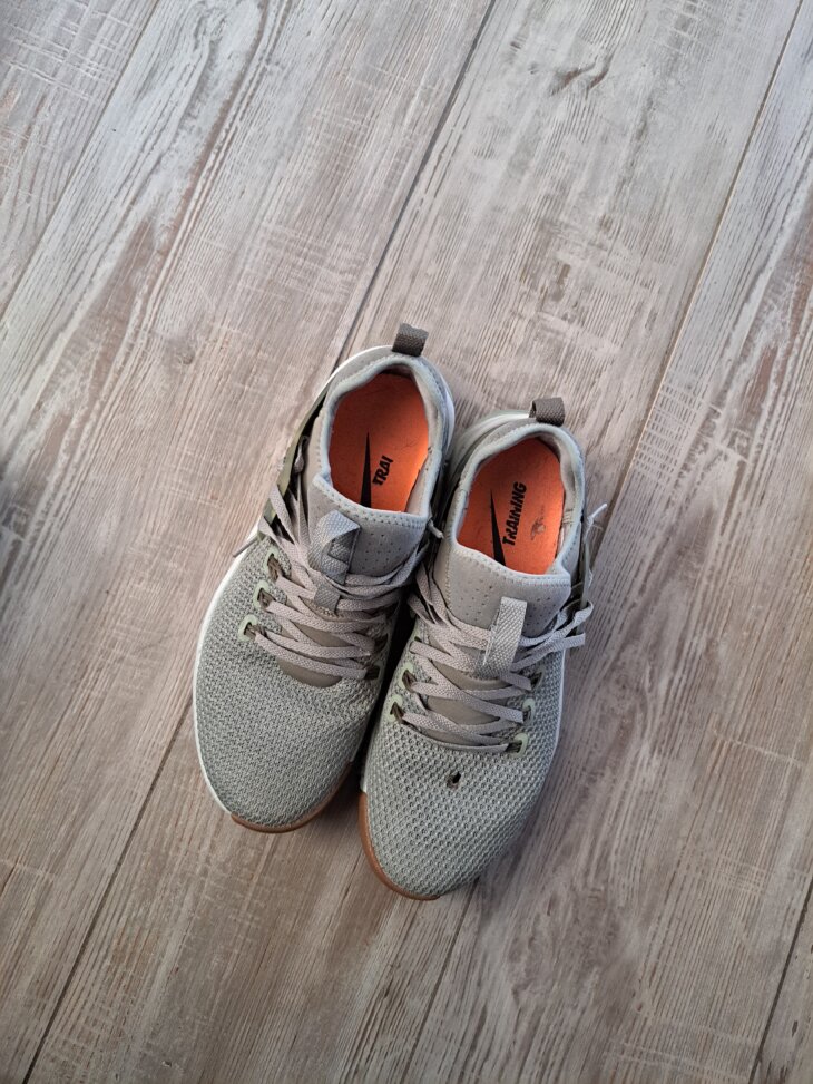 Baskets Nike ! Petit trou sur le dessus !