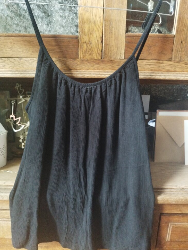 Top fines bretelles, matière fluide fin crêpe, noir, H&M, T.46