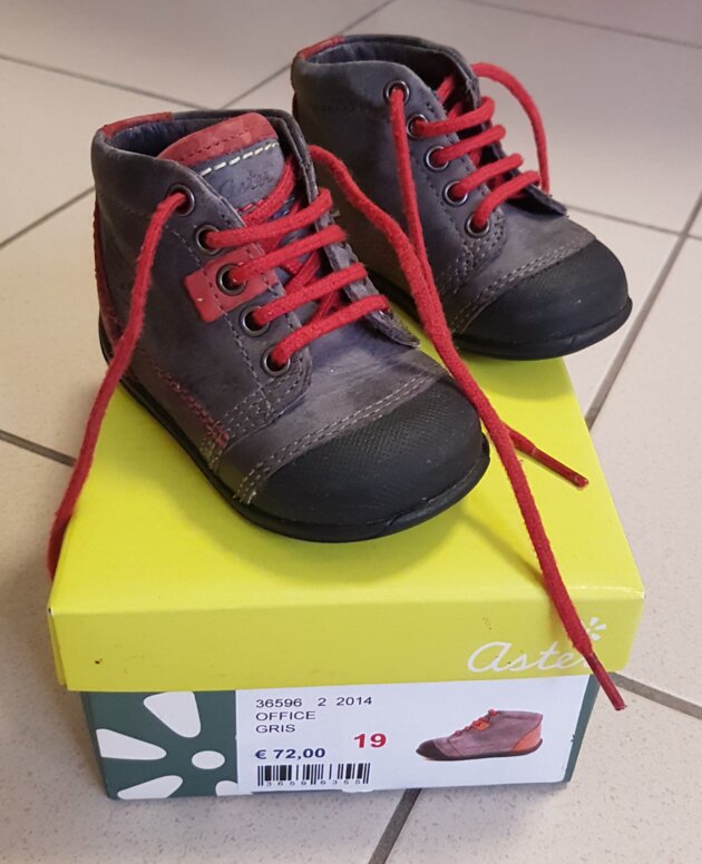 Chaussures bébé Aster - pointure 19 - très bon état