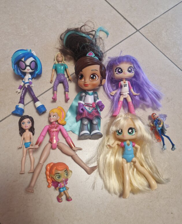 Lot de figurines fille