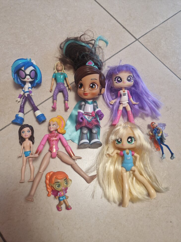 Lot de figurines fille