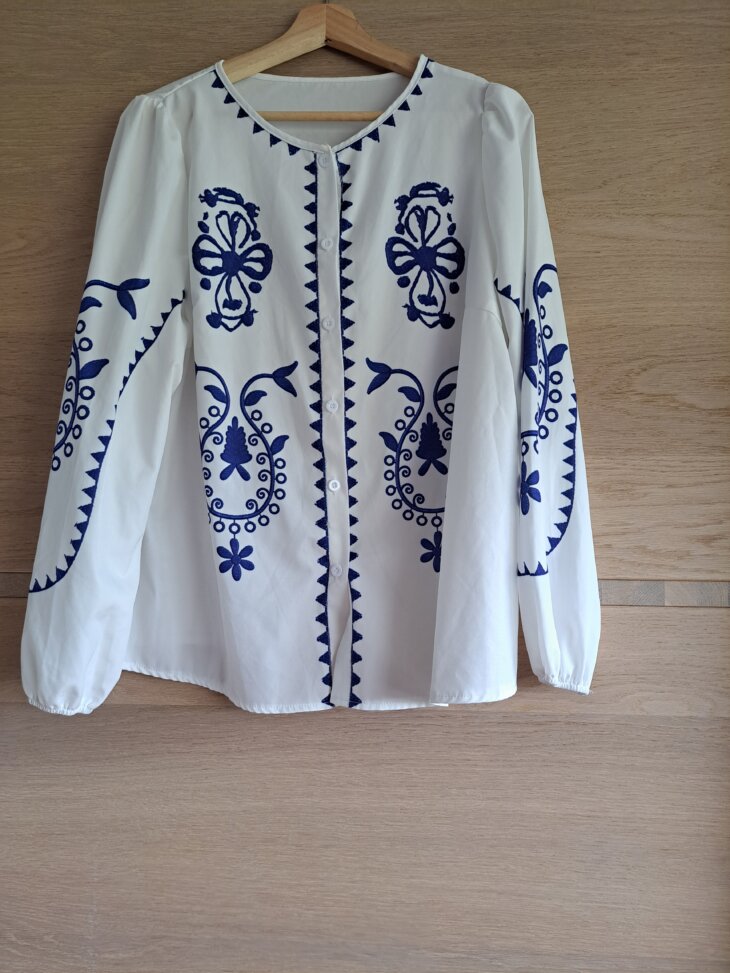 Chemisier blanc et bleu