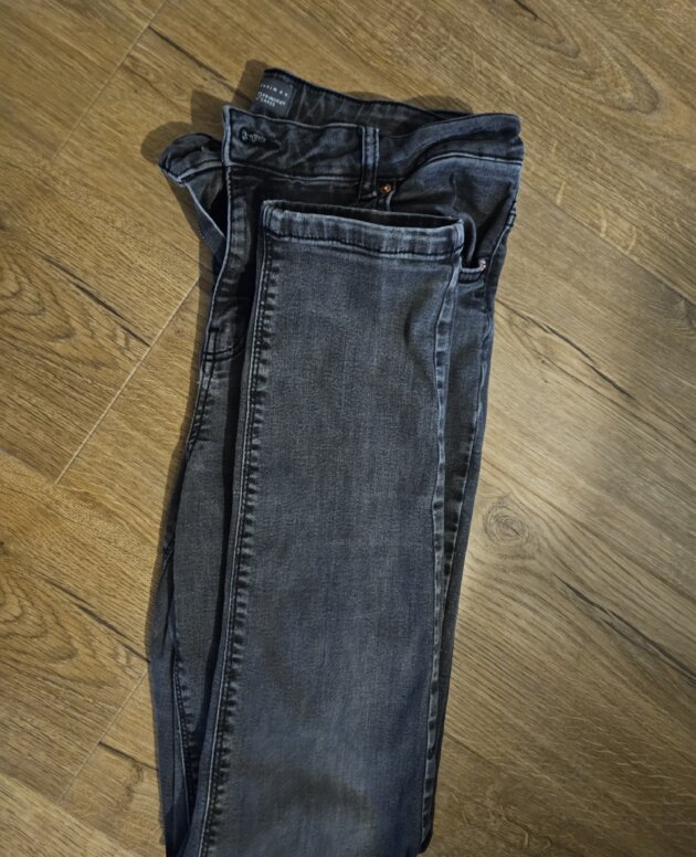 Jean noir/gris T.44 primark