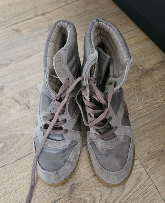 Bottines beiges compensées P. 40