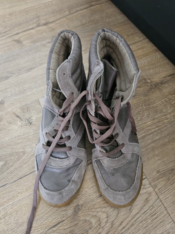 Bottines beiges compensées P. 40