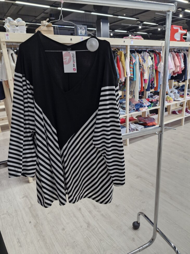 Blouse noir est blanc manche semi longue taille 3xl