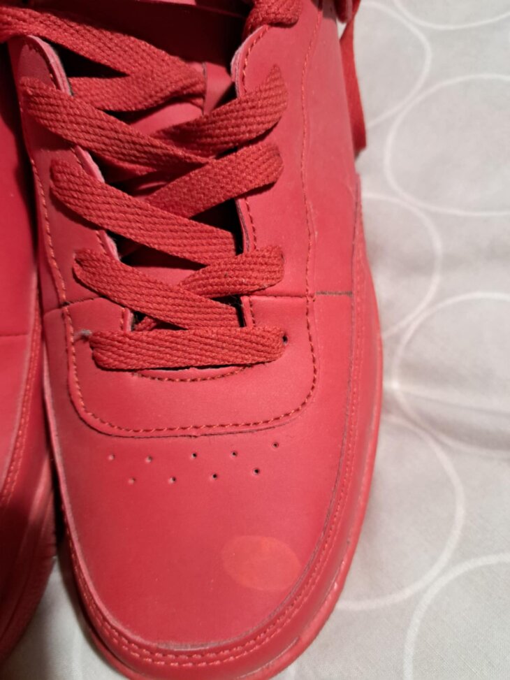 Baskets rouges 43
