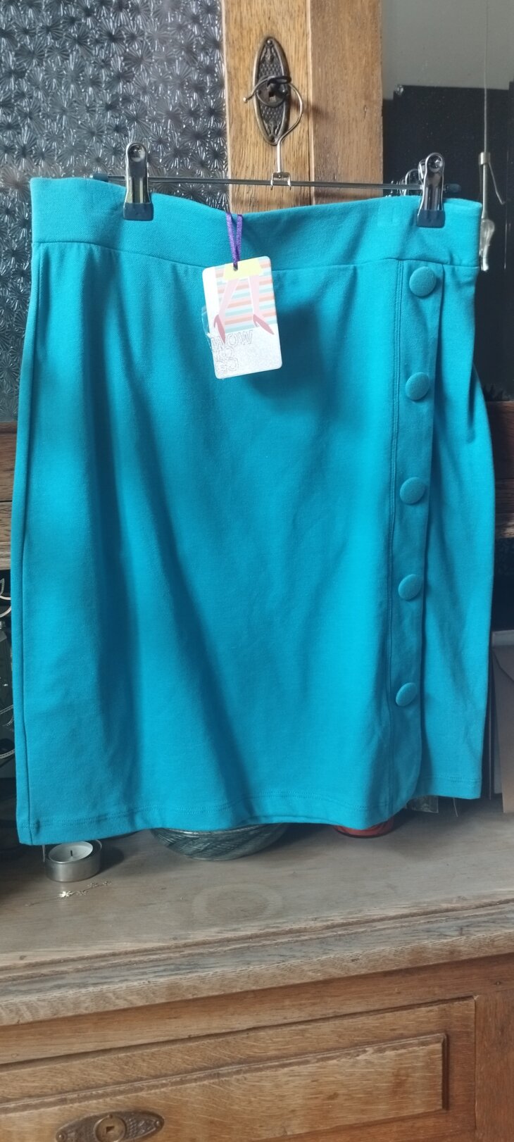 Jupe courte Who's that Girl, bleue turquoise, gros boutons décoratifs, T.L