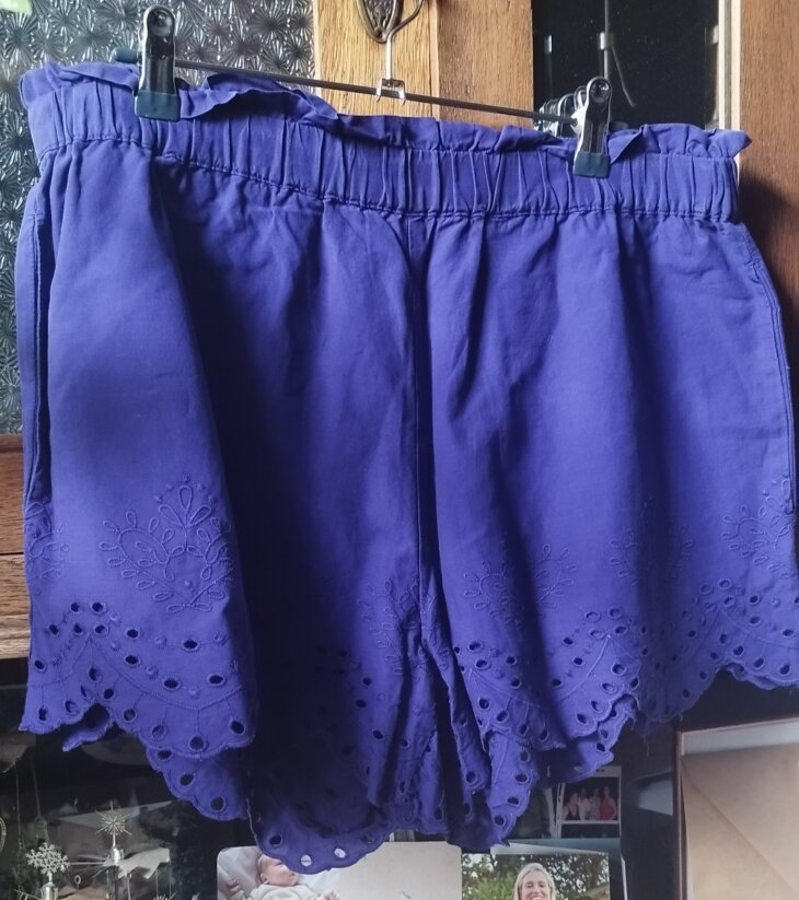 Short taille elastiquée, bleu mauve, dentelle dans le bas, T.L