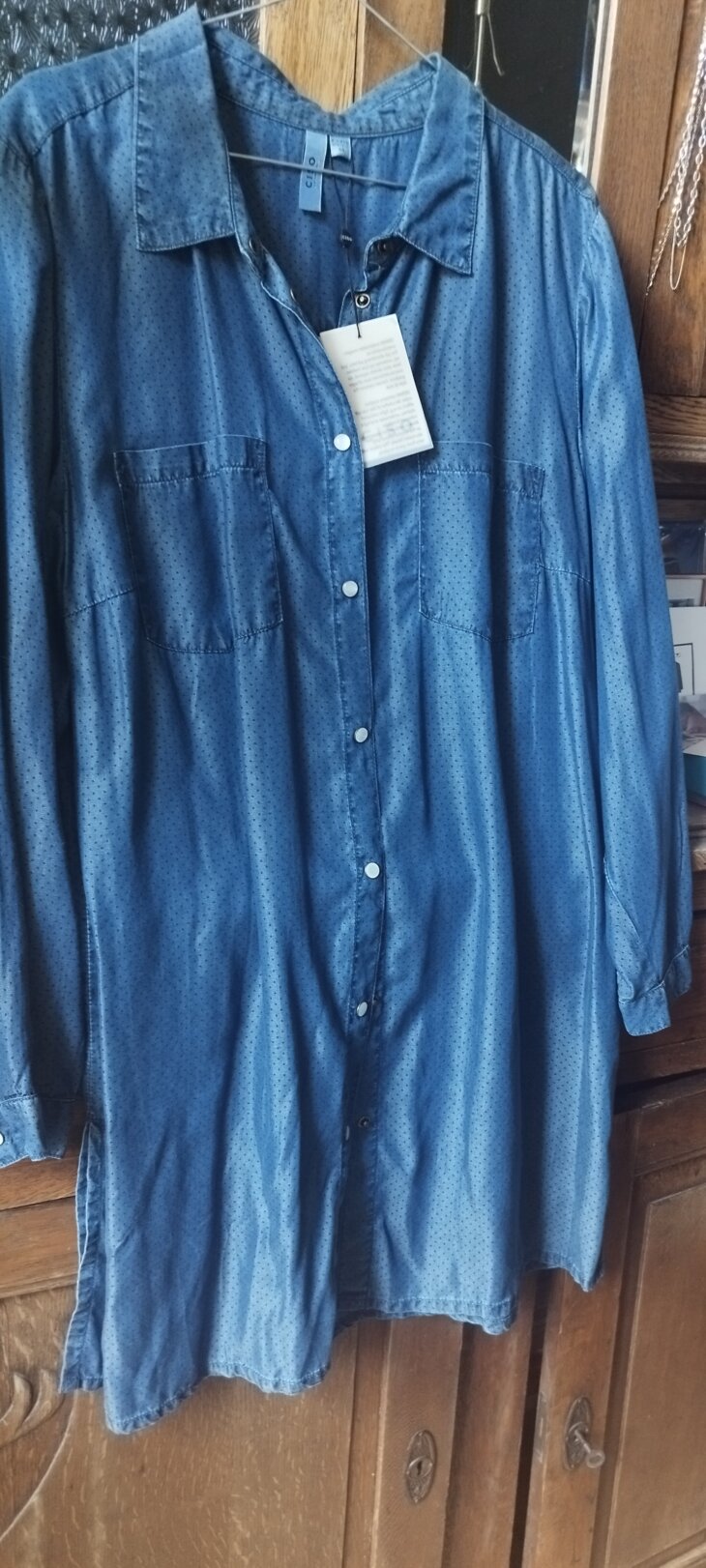 Longue chemise fin jeans imprimé pois, bleue, boutons pression nacrés, manches longues T.44, neuves