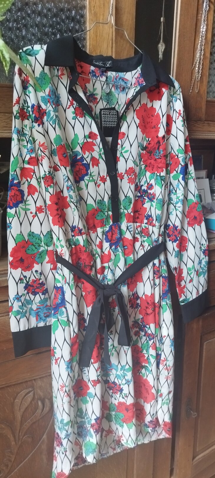 Robe chemisier Smash Lemon, effet liquette en bas, fond blanc impressions fleurs rouge, bleue, vert, losanges noirs, manches longues, taille froncée avec ceinture noire fluide, T.XXL