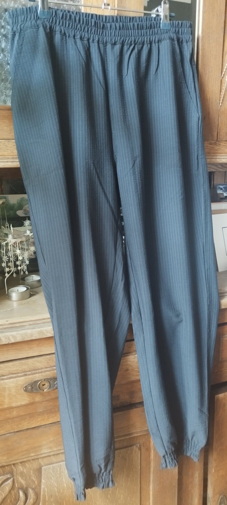 Pantalon léger, matière fluide, noir effet ligné, resserré froncé dans le bas des jambes, T. XL