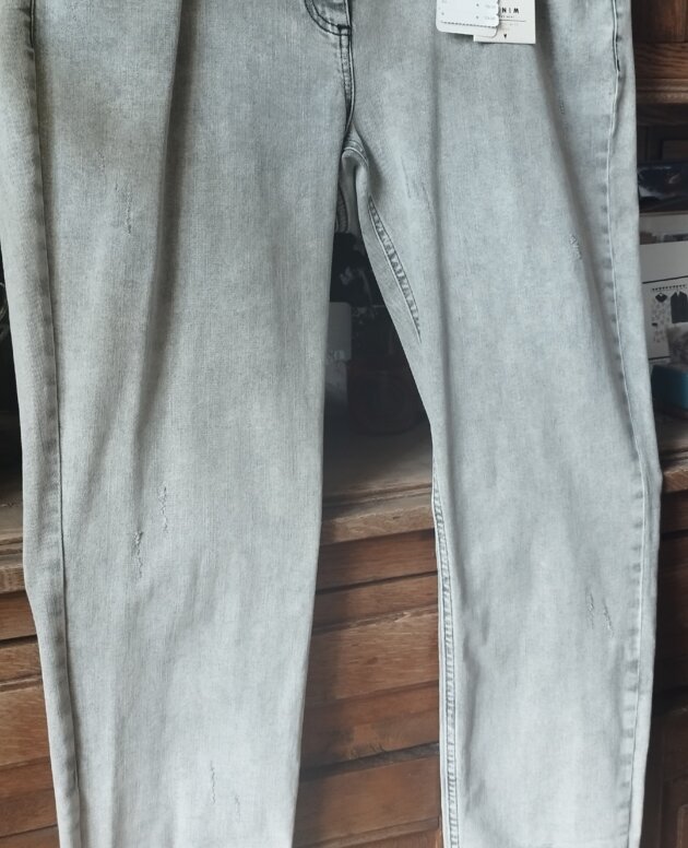 Jeans Frappe délavé gris, bicolore, plus foncé bas de jambe, tour des poches avec perles, T.44, neuf
