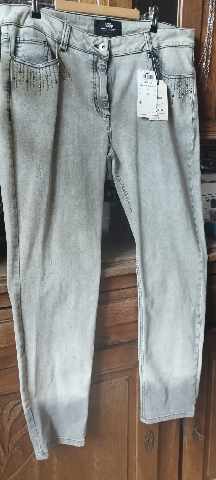 Jeans Frappe délavé gris, bicolore, plus foncé bas de jambe, tour des poches avec perles, T.44, neuf