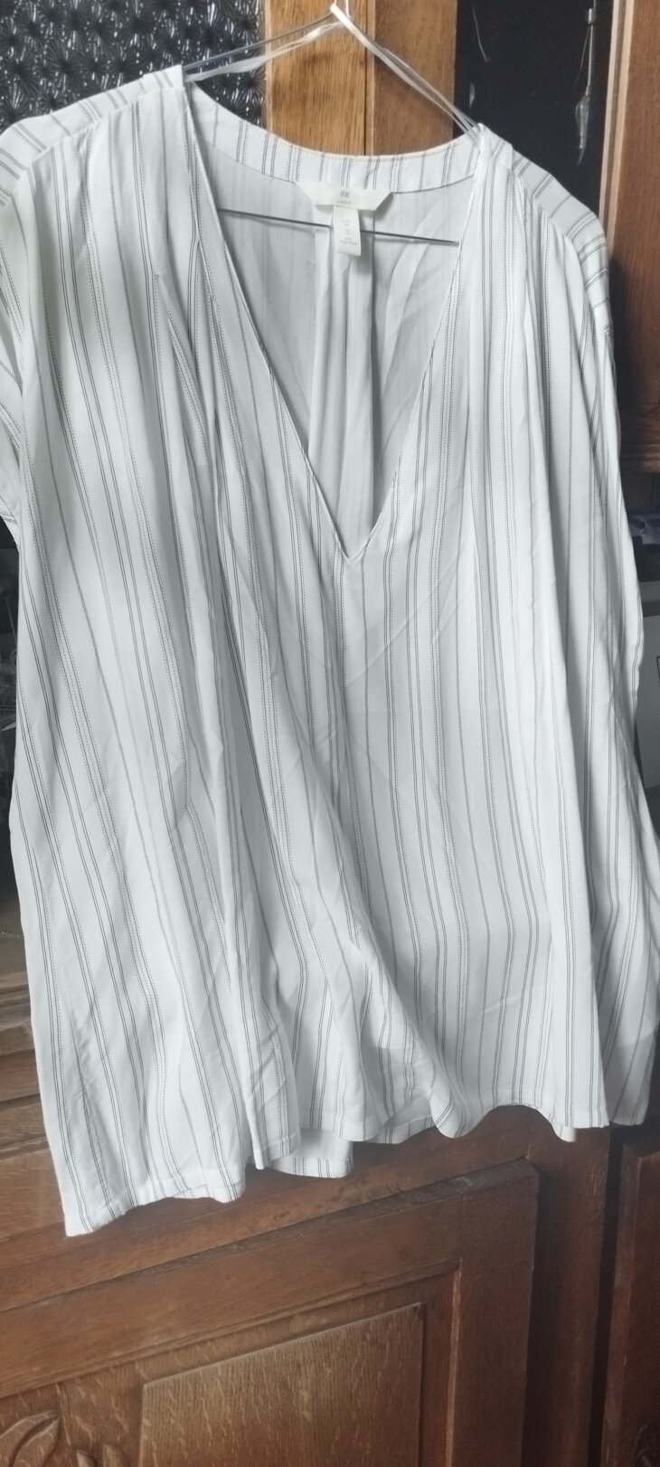 Blouse fluide H&M, blanche lignée Noir, beau décolleté V, manches courtes, T.46