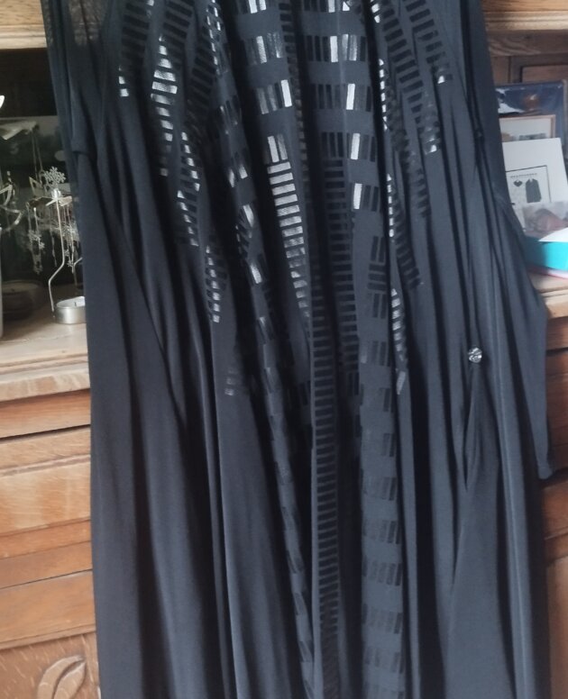 Robe noire MAT, manches voile, robe trapèze plus courte devant, impressions effet cuir face avant, T.s, égal 46/48 en grandes tailles, neuve