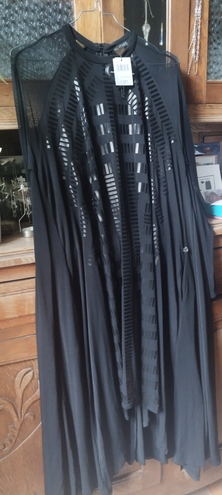 Robe noire MAT, manches voile, robe trapèze plus courte devant, impressions effet cuir face avant, T.s, égal 46/48 en grandes tailles, neuve