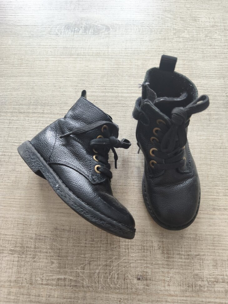Bottines noires en cuir P24