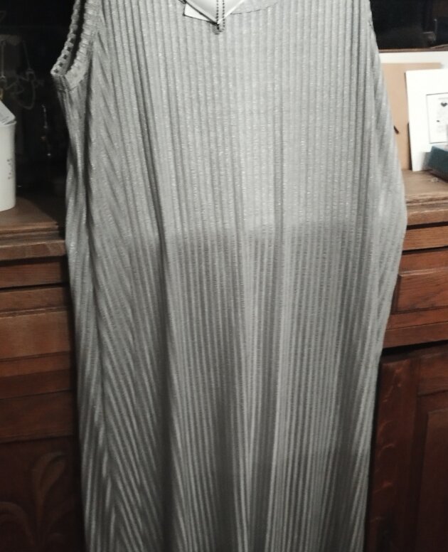 Robe longue MAT, côtelée gris brillant argenté, sans manche effet Marcel, T.L, égal 50/52 grandes tailles, neuve
