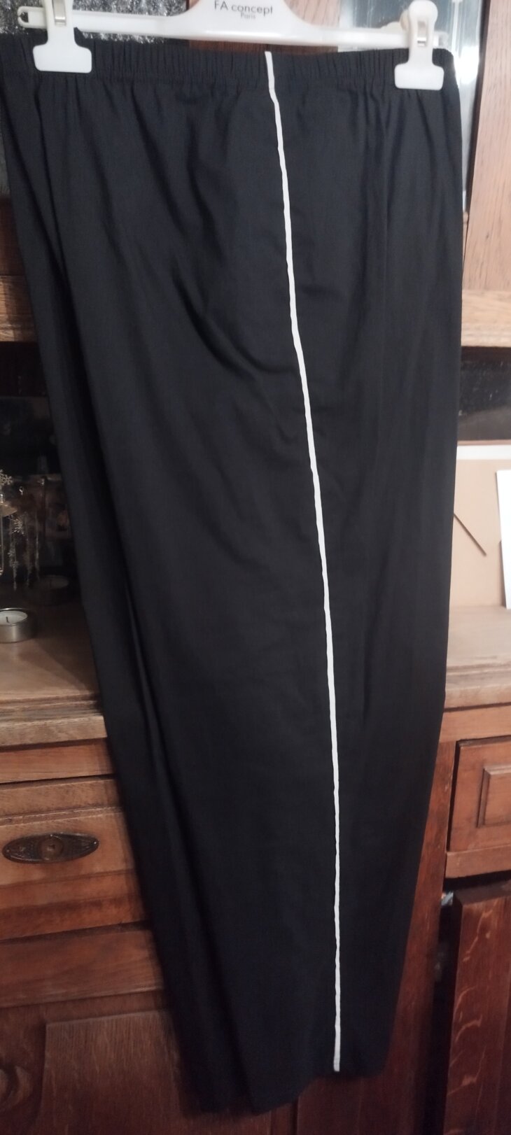 Pantalon Fa Concept, 3/4 noir liseré blanc côté jambe, fine toile ultra légère, T.7/équivalent 50 grandes tailles, neuf