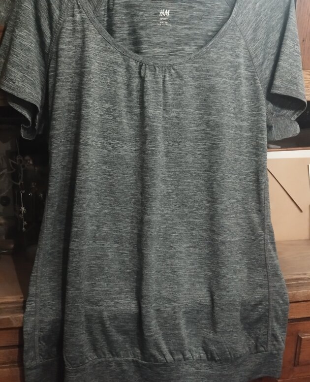 Tee shirt H&M SPORT, gris anthracite, manches courtes, col rond froncé, resserré dans le bas, T.M