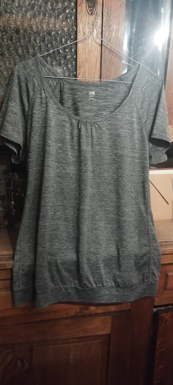 Tee shirt H&M SPORT, gris anthracite, manches courtes, col rond froncé, resserré dans le bas, T.M
